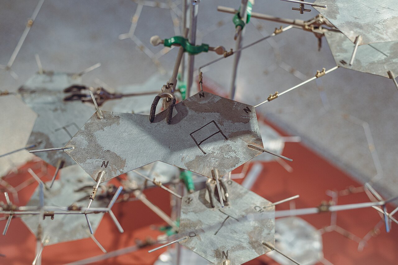20251019 Replica DNA double helix model Berlin 01