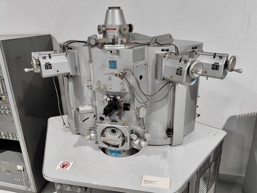 Belgrad - Museum of Science and Technology - Electron microscope ARL